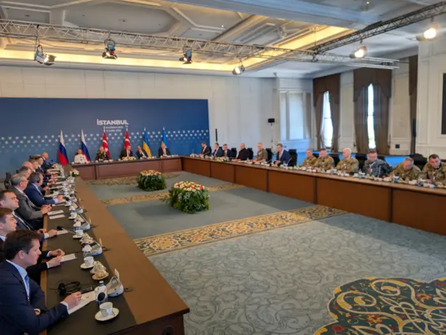 Российская и украинская делегации за столом переговоров