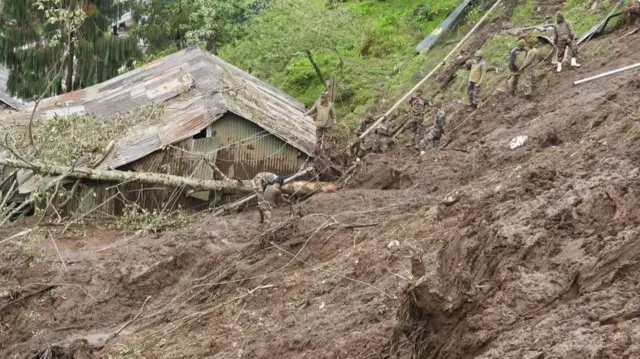 भारी बारिश और ज़मीन धंसने की घटनाओं के कारण उत्तर सिक्किम के मंगन इलाके़ को सबसे ज़्यादा नुक़सान हुआ है.