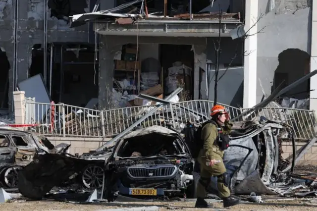 በኢራን ጥቃት የተጎዱ መኪኖች