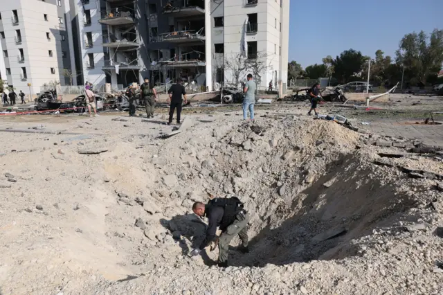 آثار الضربة الإيرانية صباح الجمعة على جنوب إسرائيل.