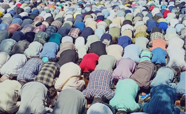 مصلون يؤدون صلاة الجمعة في إيران.
