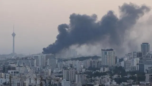 ইরানের রাজধানী তেহরানের ইসরায়েলের হামলার পর ধোঁয়া দেখা যায়