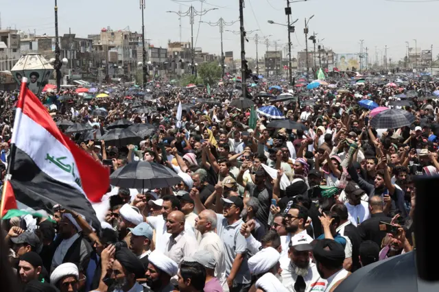 تجمع أنصار مقتدى الصدر، زعيم التيار الصدري، احتجاجاً على الهجمات الإسرائيلية على إيران.