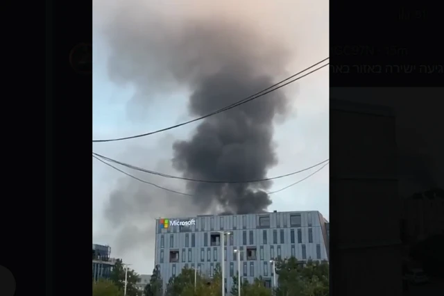 дым на месте падения иранской ракеты в Беэр-Шеве