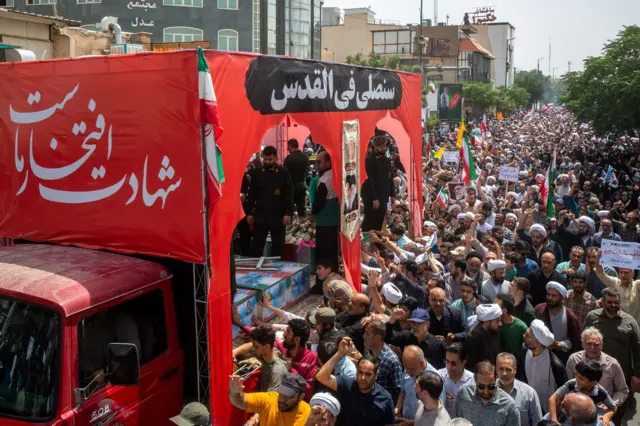 حشود في مدينة قم في جنازة قتلى جراء القصف الإسرائيلي