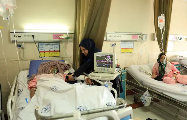 الإيرانيون يتلقون العلاج في المستشفيات بعد الغارات الجوية الإسرائيلية على إيران، طهران، - 21 يونيو/حزيران 2025
