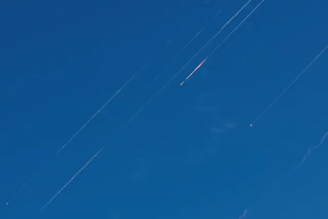 အစ္စရေး သိမ်းပိုက်ခံ ဂါဇာအနောက်ဘက်ကမ်းက ဟီဘရွန်မြို့ကနေ မြင်ရတဲ့ အီရန်ကနေလာပြီး အစ္စရေးဆီ ဦးတည်နေတဲ့ဒုံးကျည်တွေကို ဇွန်လ ၂၂ ရက် မနက်ခင်းမှာ မြင်ရတာဖြစ်ပါတယ်