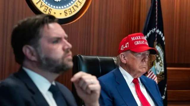 Tổng thống Donald Trump (phải) trong Phòng Tình Huống tại Nhà Trắng vào thời điểm Mỹ thả bom ở Iran
