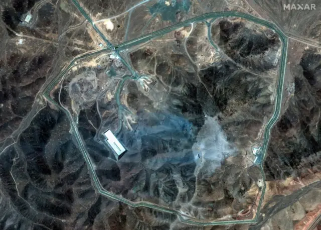 صورة من القمر الصناعي تظهر منشأة فوردو النووية تحت الأرض بعد الضربة الأمريكية، قرب مدينة قم، إيران، 22 يونيو/حزيران 2025.