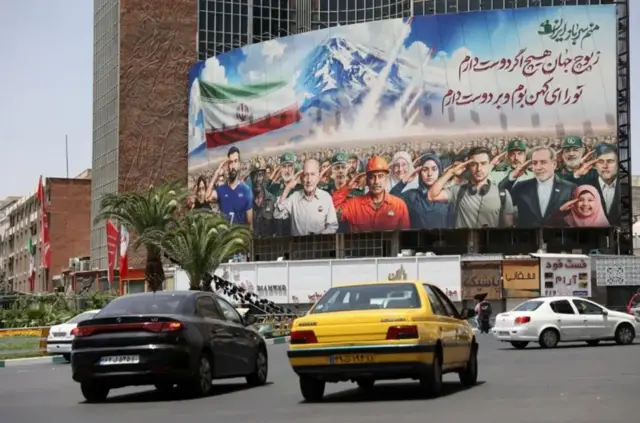 لافتة إعلانات للإيرانيين الداعمين لبلادهم في طهران