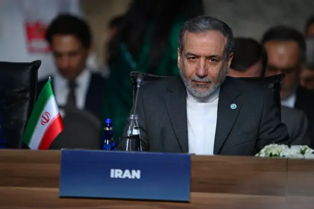 တူရကီနိုင်ငံ၊ အစ္စတန်ဘူလ်မြို့မှာ ဇွန်လ ၂၁ ရက်တုန်းက ကျင်းပတဲ့ ၅၁ ကြိမ်မြောက် OIC အစည်းအ၀ေးမှာ မြင်တွေ့ရတဲ့ အီရန်နိုင်ငံခြားရေး၀န်ကြီး