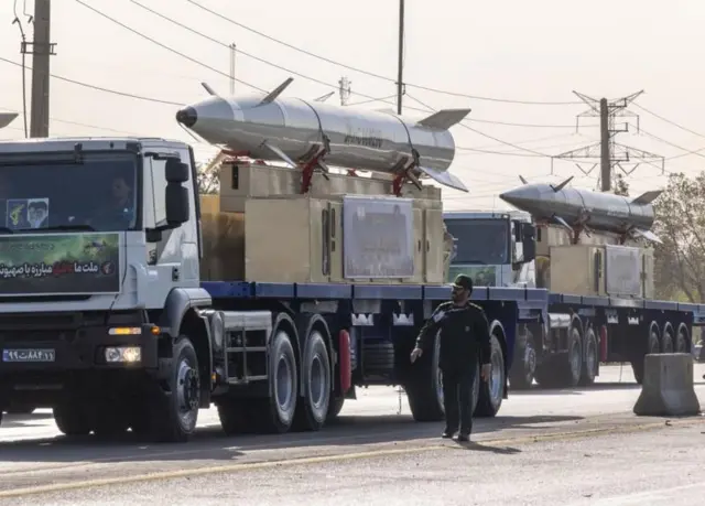 ফাতেহ ক্ষেপণাস্ত্র (ডানে) এবং ইরানি খাইবার ব্যালিস্টিক ক্ষেপণাস্ত্র