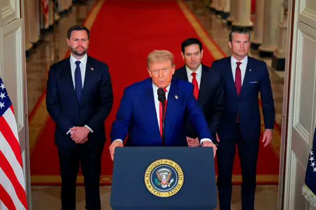 Phó Tổng thống Mỹ JD Vance, Tổng thống Donald Trump, Ngoại trưởng Marco Rubio và Bộ trưởng Quốc phòng Pete Hegseth (từ trái sang phải) trong bài phát biểu trước quốc dân tại Phòng Đông của Nhà Trắng, Washington DC, ngày thứ Bảy, 21/6/2025