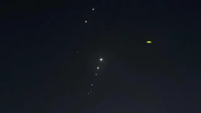 আকাশে আলো দেখা যাচ্ছে