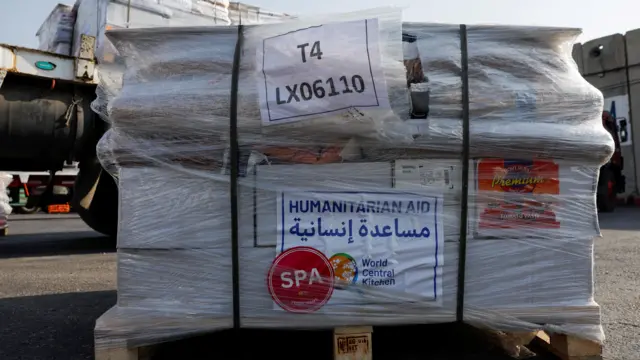 صورة لمساعدات إنسانية تحمل شعار المطبخ المركزي العالمي، عند معبر كرم أبو سالم بين إسرائيل وقطاع غزة.