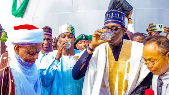 Gwamnan jihar Sokoto Adamu Aliyu da gwamnan jihar Yobe Mai mala Buni da Sarkin Musulmi na Najeriya Sa'ad Abubakar a wurin ƙaddamar da aikin samar da ruwan famfo na Sokoto