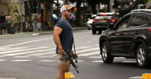 Мужчина с автоматом в Тель-Авиве