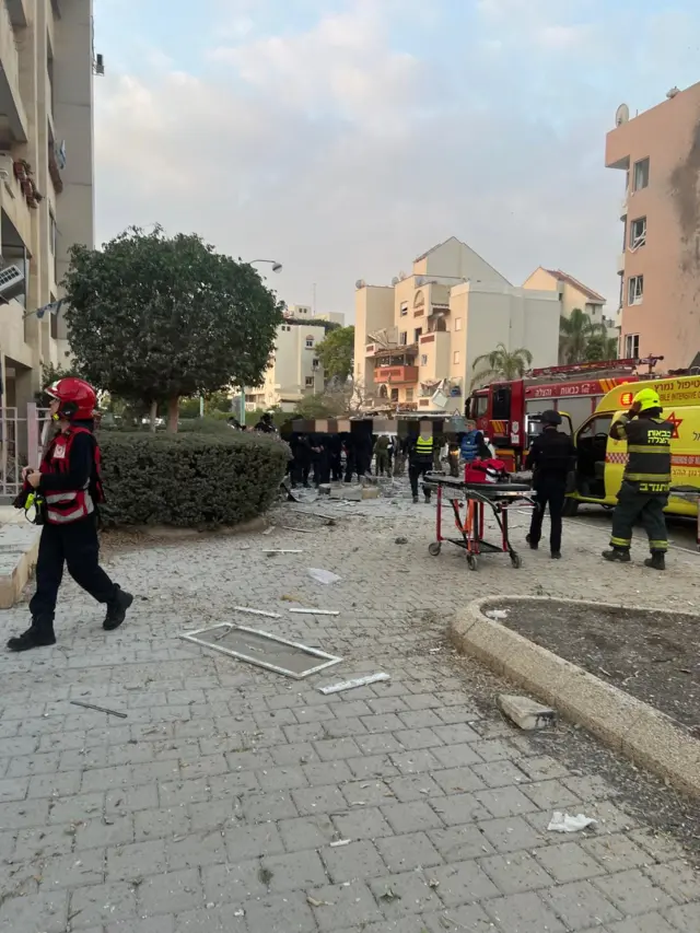 فرق الإسعاف الإسرائيلي في موقع الحادث