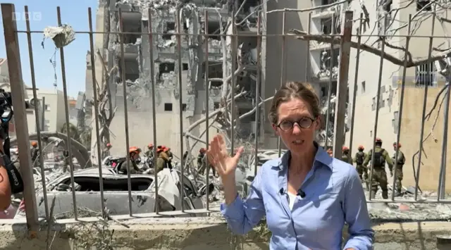 ইরানের ক্ষেপণাস্ত্র হানায় বিধ্বস্ত ভবনের পরিস্থিতি সম্পর্কে জানাচ্ছেন বিবিসির সংবাদদাতা লুসি উইলিয়ামসন