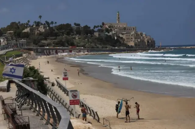 Watu wakiwa katika ufuo wa bahari nchini Israel kufuatia tangazo la Donald Trump la kusitisha mapigano