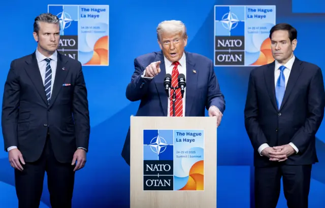 Министр обороны Пит Хегсет, президент Дональд Трамп и госсекретарь Марко Рубио