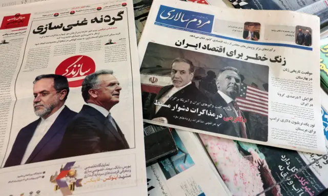 نسخ من صحف إيرانية تحمل صورة وزير الخارجية الإيراني عباس عراقجي والمبعوث الأمريكي الخاص إلى الشرق الأوسط، ستيف ويتكوف