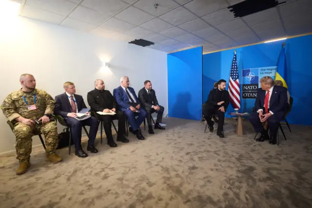 На фото встречи президентов Украины и США видна украинская делегация