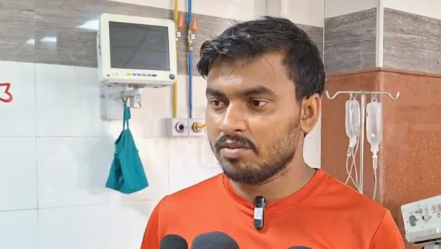 बस में सवार एक यात्री ने बताया है कि बस चालक की गलती के कारण हादसा हुआ है