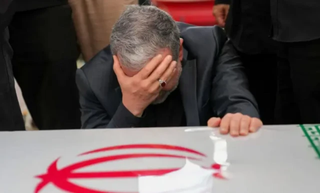 حضور بزكشيان وكبار المسؤولين الإيرانيين مراسم التشييع