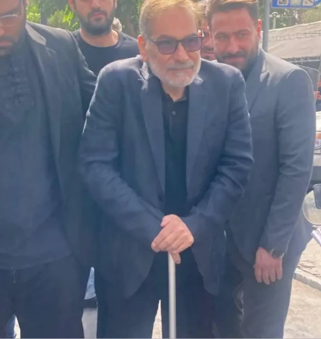 نشرت وسائل إعلام إيرانية صورةً لعلي شمخاني، المستشار السياسي للزعيم الإيراني، بين المشيّعين اليوم في جنازة قتلى الهجمات الإسرائيلية على إيران.