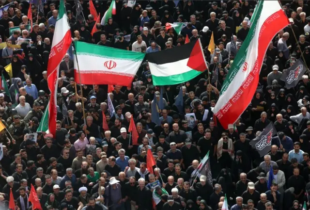 حشد كبير يحملون أعلاماً مختلفة منها علم الفلسطينيين وعلم إيران