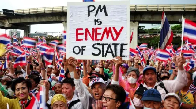 Onyendu ngagharịiwe ahụ Parnthep Pourpongpan kwuru na Praịm Minista "kwesịrị ịpụ n'ọchịchị n'ihi na ọ bụ ya bụ nsogbu".