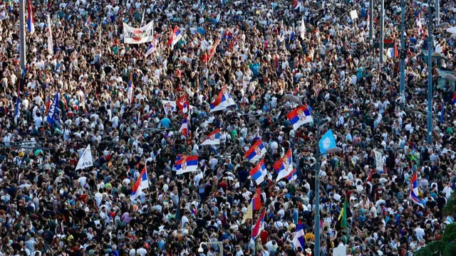 Igwe mmadụ ruru narị puku na puku iri anọ (14,000) pụtara n’obodo ahụ ime ngagharịiwe ahụ ụmụakwụkwọ na-edu