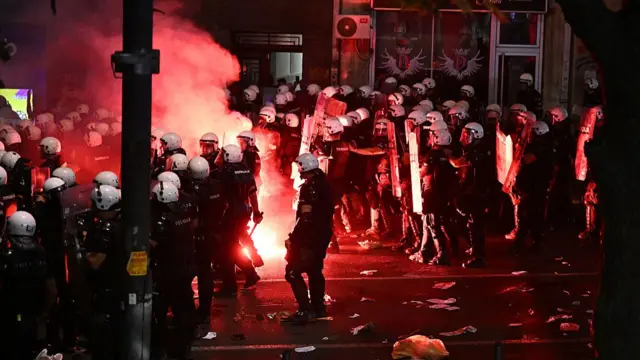 A nwụchiri ọtụtụ mmadụ dịka a hụrụ ndị uweojii ebe ha na-agba ha anwụrụ anyammiri “teargas” ka e nwere chụsaa ha.