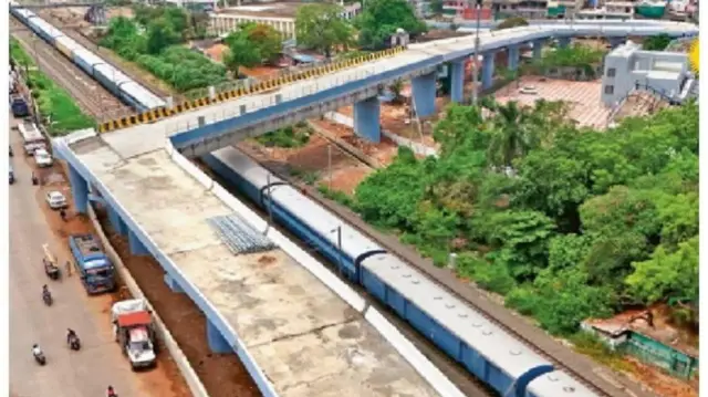 90 डिग्री मोड़ वाला रेलवे ओवरब्रिज