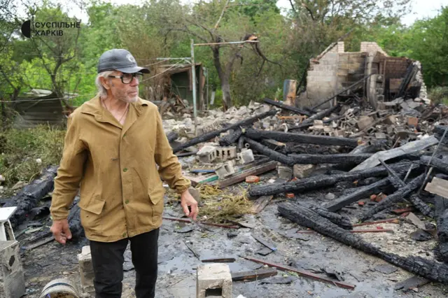 Издание «Суспільне Харків» опубликовало фото 69-летнего мужчины, в чье домовладение попал дрон, сам он остался невредим