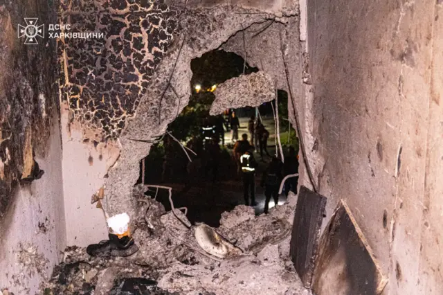 «Часть двигателя „шахеда“ оказалась прямо в коридоре. В тот момент хозяева были дома — спаслись только потому, что спали в другой комнате», — написал мэр Харькова