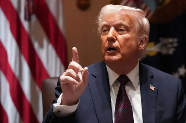 Onyeisiala Trump mezuru nke a mgbe o binyere aka n’akwụkwọ mmachibido iwu njem ịga mba Amerịka