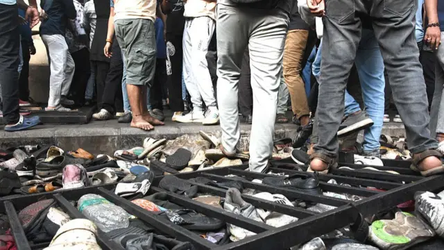 बेंगलुरु के चिन्नास्वामी स्टेडियम के बाहर भगदड़ के बाद की तस्वीर