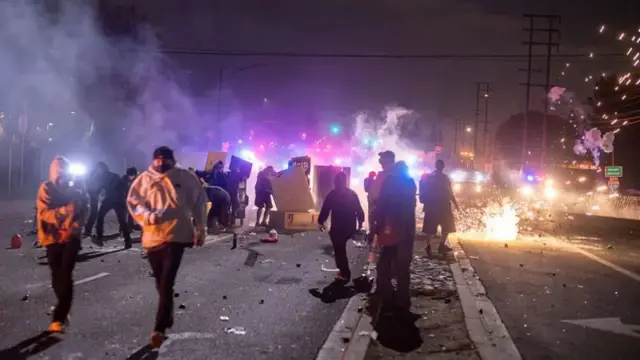 Mgbe ndị mmadụ na-agba ọsọ maka ọgbaghara dapụtara na Los Angeles