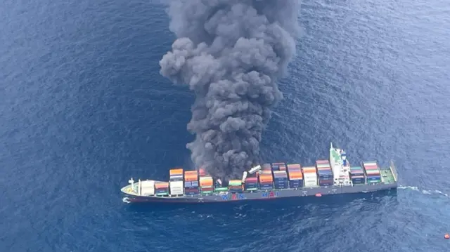 केरल के तट पर सिंगापुर के झंडे वाला जहाज़