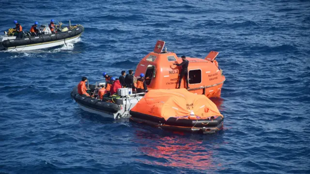 केरल के तट पर सिंगापुर के झंडे वाला जहाज़ में आग लगी