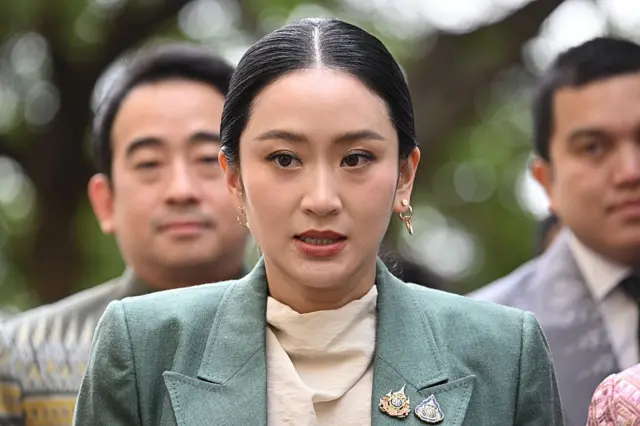 A kwụsịtụrụ Paetongtarn Shinawatra ọrụ dịka ụlọikpe Thai na-atụle oku ka ewepụ ya