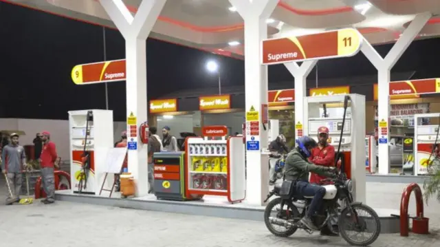 পাকিস্তানে ১৫ দিনের জন্য তেলের দাম বাড়ানোর ঘোষণঅ দেওয়া হয়েছে