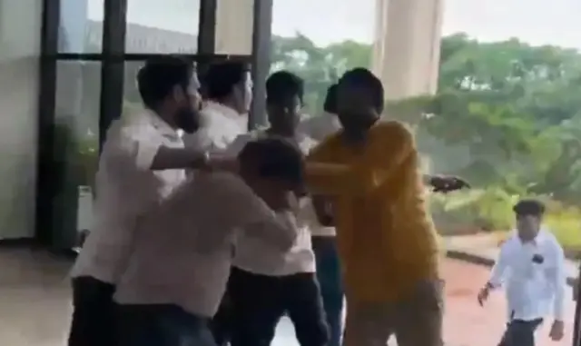 झगड़ा करते हुए पांच व्यक्ति