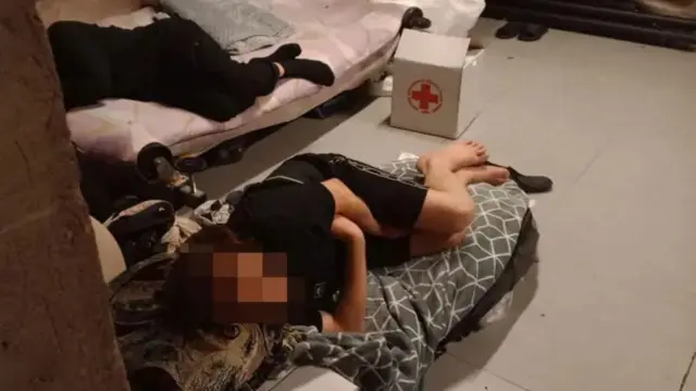 спящие на полу люди