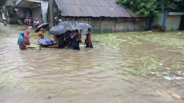 মুহুরী নদীর পানি বৃদ্ধি ও বেড়িবাঁধ ভেঙে প্লাবিত হয়েছে ফেনীর ফুলগাজী ও পরশুরাম উপজেলার অনেক এলাকা