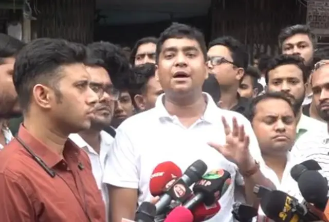 গণমাধ্যমের সাথে কথা বলছেন ছাত্রদল সেক্রেটারি