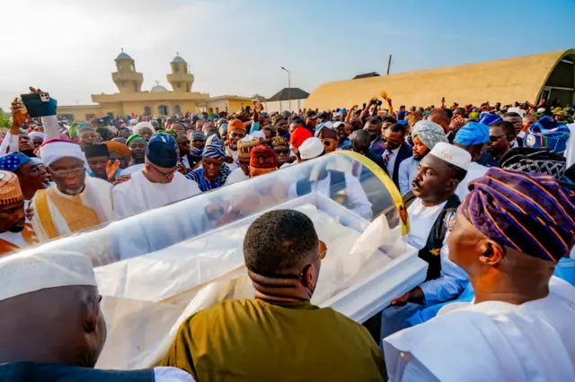 Akụkọ kwuru na e liri ozu n’elekere anọ nke mgbede n’ụbọchị Mọnde 14 Julaị, 2025 dịka usoro okpukperechi siri kwu.