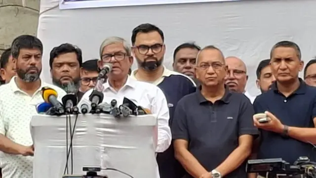 বিএনপির কেন্দ্রীয় কার্যালয়ের সামনে সমাবেশে বক্তব্য রাখেন মির্জা ফখরুল ইসলাম আলমগীর